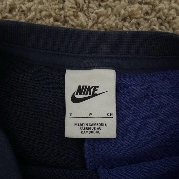 Women’s Nike Colorblock Oversized Dance Crewneck - Picture 3 of 6